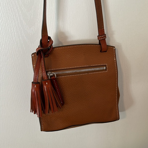 Dooney &Bourke crossbody bag. Great condition long strap that can shorten. - Picture 4 of 7
